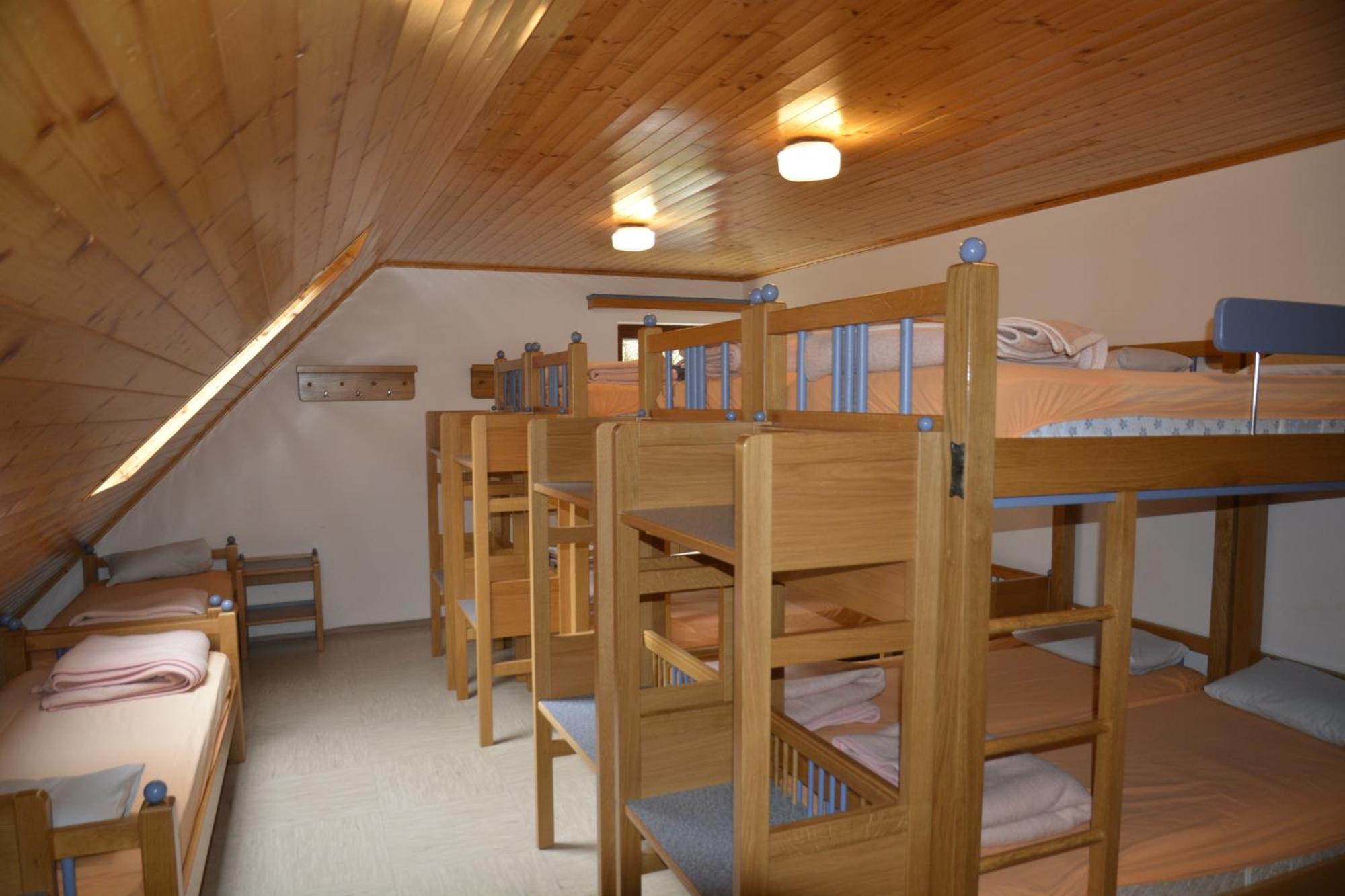 Pus Bavsica Hostel Log pod Mangartom Exterior photo
